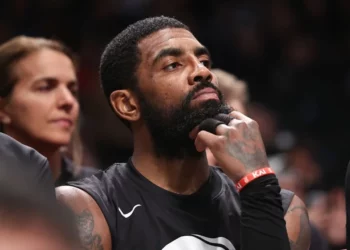 Jefe de la NBA presionará a Kyrie Irving para que se disculpe por promover una película antisemita