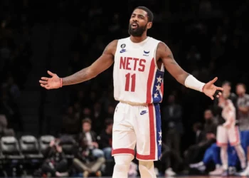 Manifestantes judíos abuchean a Kyrie Irving por apoyar una película antisemita