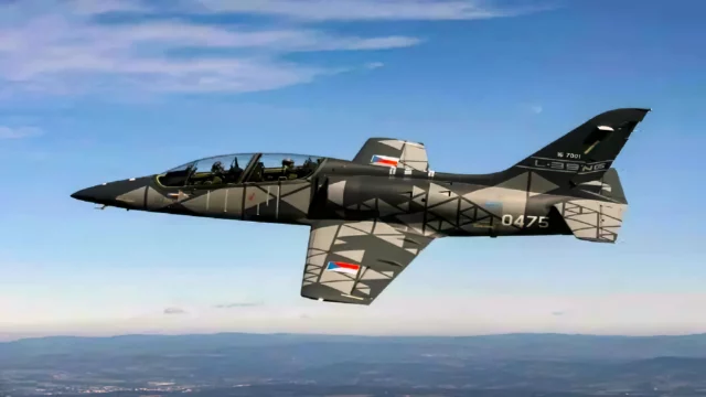 Nigeria recupera tres jets checos utilizados para un entrenamiento del JF-17