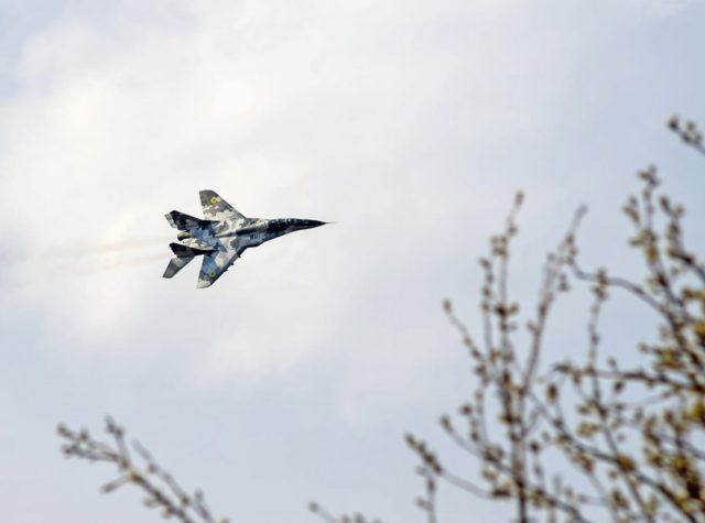 Caza ucraniano “persigue y derriba” un misil ruso en una espectacular interceptación aérea