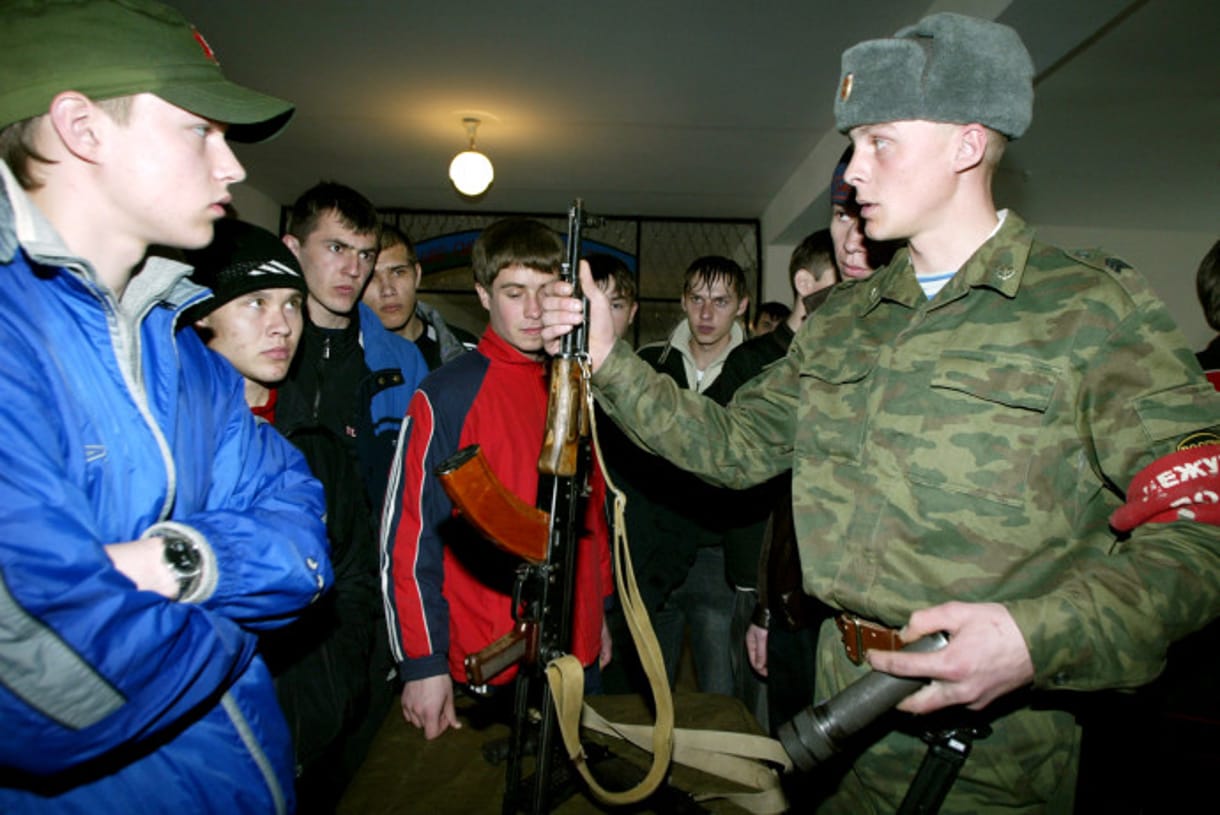 Rusia reintroducirá entrenamiento militar de la era soviética para los adolescentes