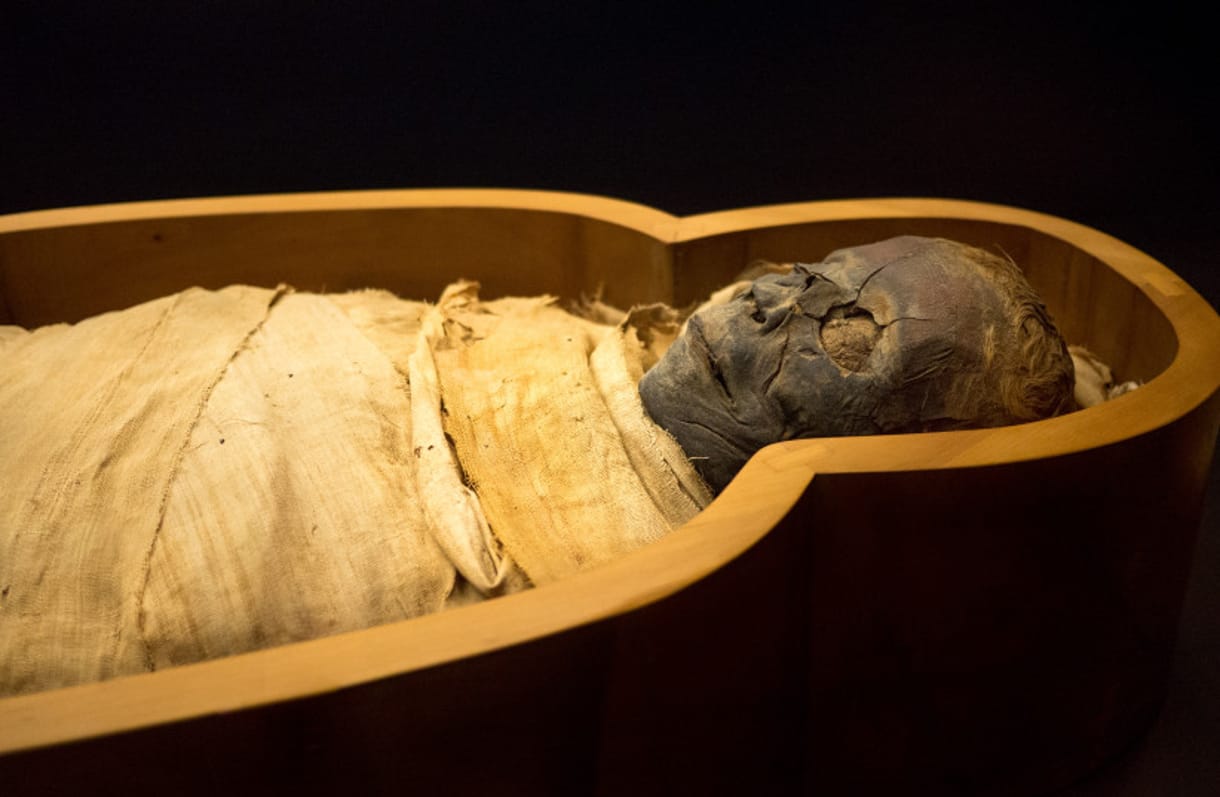 Arqueólogos descubren momias del antiguo Egipto con lenguas de oro