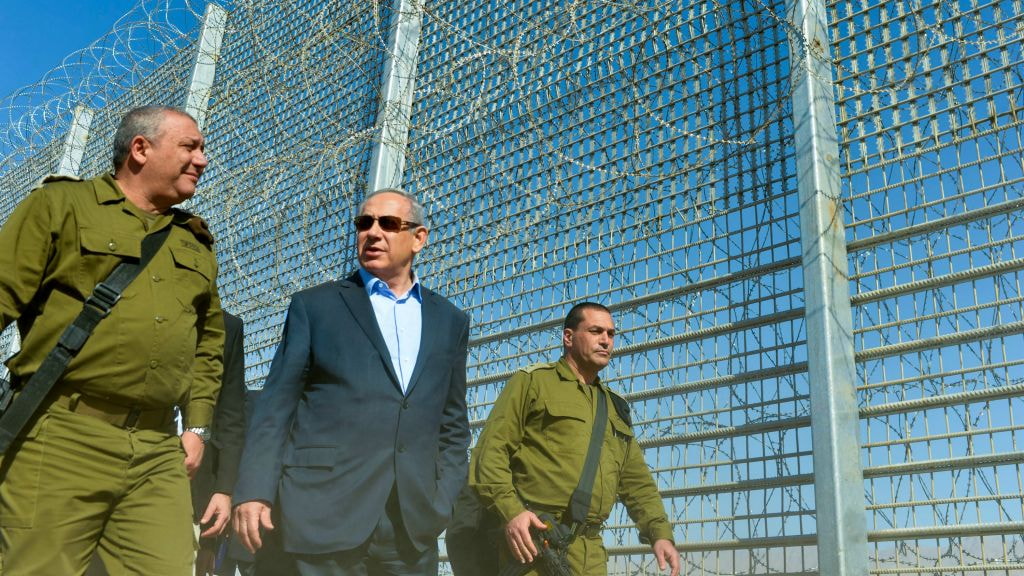 El primer ministro israelí, Benjamín Netanyahu, y el jefe del Estado Mayor de las FDI, Gadi Eisenkot, visitan las obras de construcción de la valla entre Israel y Jordania. 9 de febrero de 2016. (Kobi Gideon/GPO)