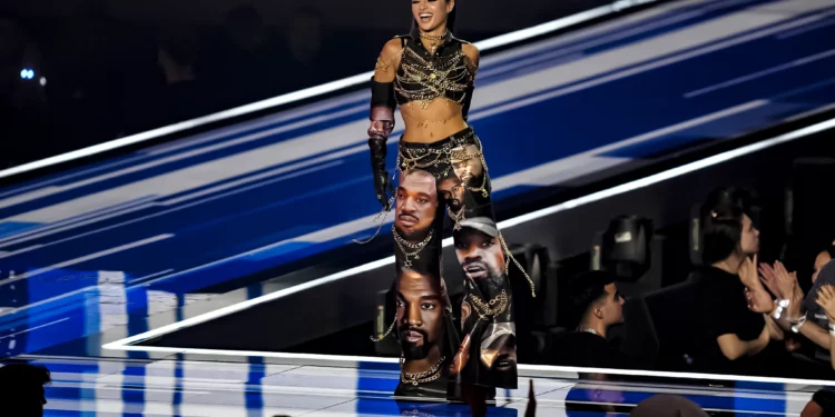 La estrella del pop israelí Noa Kirel se viste de “Kanye West” en un “mensaje para el mundo”