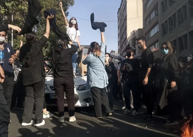 EE.UU. sanciona a tres funcionarios iraníes por la violencia en represión de las protestas