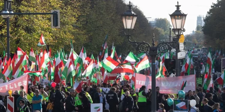 El ejército iraní está “esperando órdenes” para intervenir en las protestas