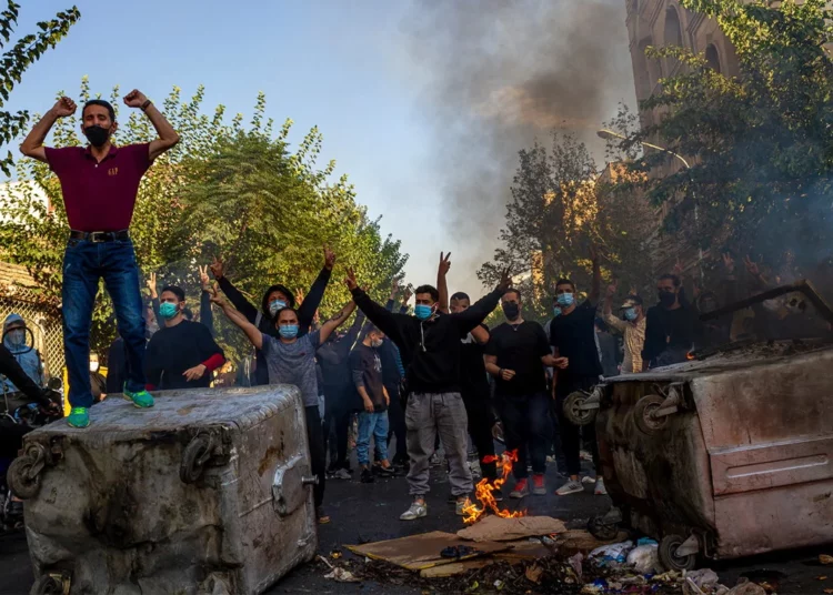 Iraníes incendian a la casa del fundador de la República Islámica, Jomeini