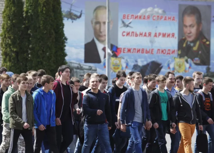 Rusia reintroducirá entrenamiento militar de la era soviética para los adolescentes