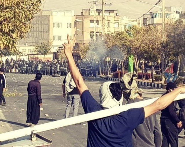 Los iraníes protestan en todo el país y conmemoran el “viernes sangriento”
