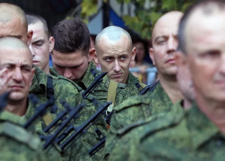 Soldados rusos dicen que desertar es “la única manera de mantenerse vivos” en Ucrania