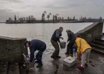 Ucrania insta a los civiles a abandonar las zonas liberadas antes del invierno