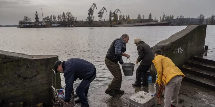 Ucrania insta a los civiles a abandonar las zonas liberadas antes del invierno