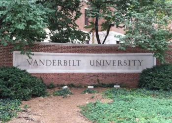 Entrenador de fútbol de la Universidad de Vanderbilt es criticado por elogiar a Kanye West