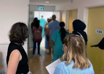 Una mujer vota en el hospital poco después de dar a luz