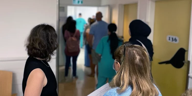 Una mujer vota en el hospital poco después de dar a luz
