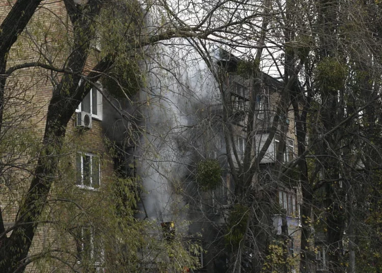 Ataques aéreos rusos en ciudades de toda Ucrania provocan apagones