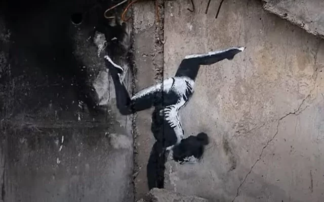 Banksy revela un mural de una gimnasta en un edificio ucraniano bombardeado