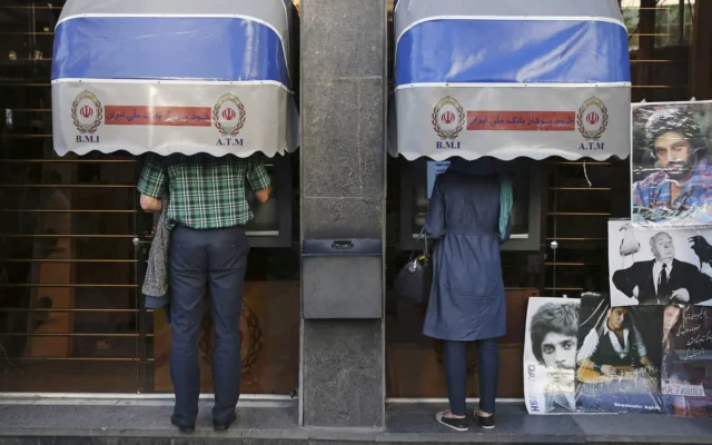 Banco iraní despide a su director por atender a una mujer sin velo