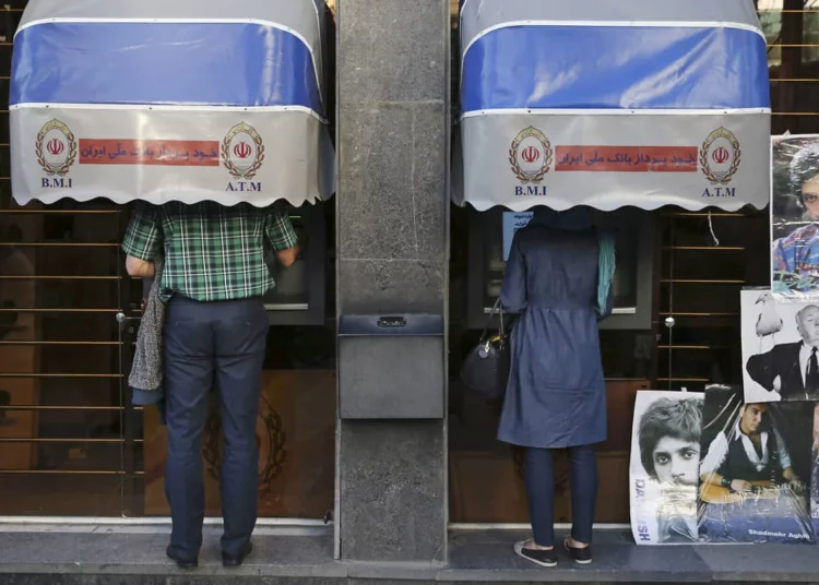 Banco iraní despide a su director por atender a una mujer sin velo