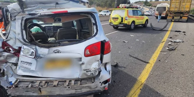 Hombre israelí muerto tras choque de un camión con su auto aparcado