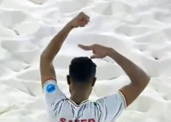 Futbolista iraní imita el corte de pelo en solidaridad con las protestas