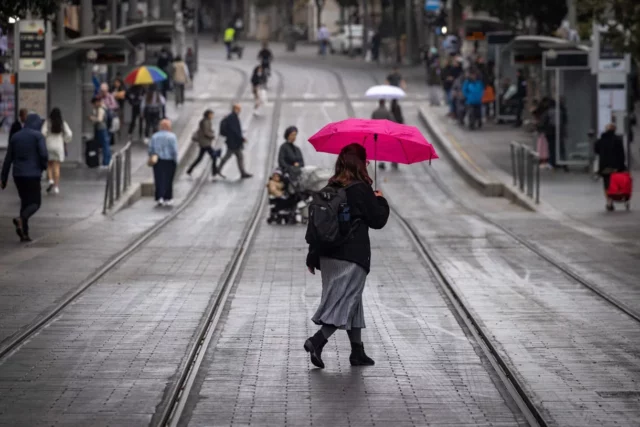 Fuertes lluvias provocan inundaciones en ciudades del centro de Israel