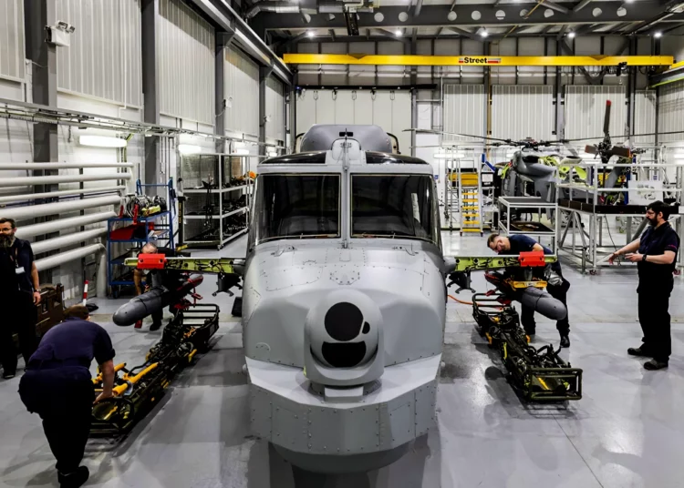 La Royal Navy recibe réplica del helicóptero Wildcat para entrenamiento del sistema de carga de armas
