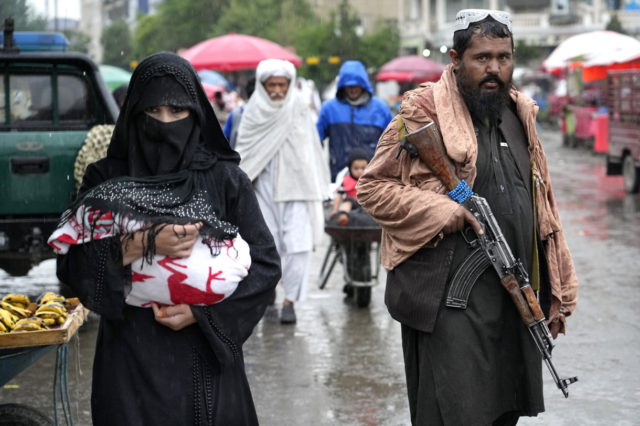 El líder talibán ordena la plena aplicación de la sharia en Afganistán