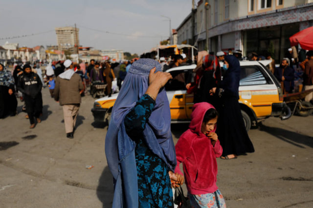 Talibanes prohíben a mujeres entrar en los parques de Afganistán