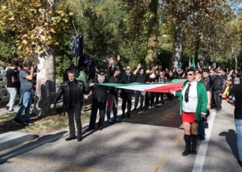 Miles de personas marchan para conmemorar a Benito Mussolini en Italia