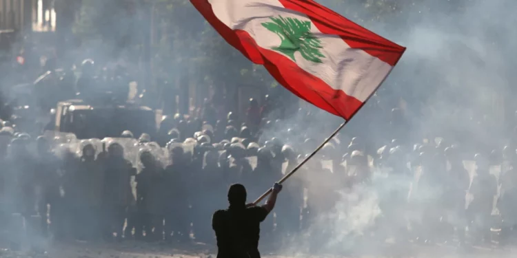 Los libaneses asaltan bancos para reclamar su propio dinero en la crisis financiera