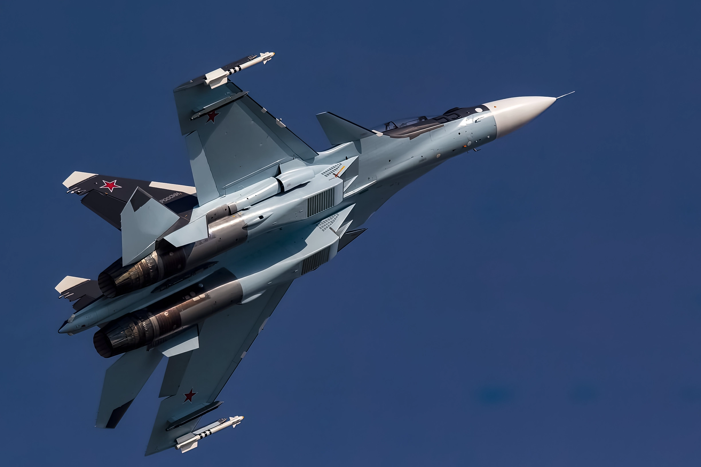 Armado con el misil Kh-31 de “muerte supersónica”, el caza ruso Su-35 destruye una estación de radar S-300