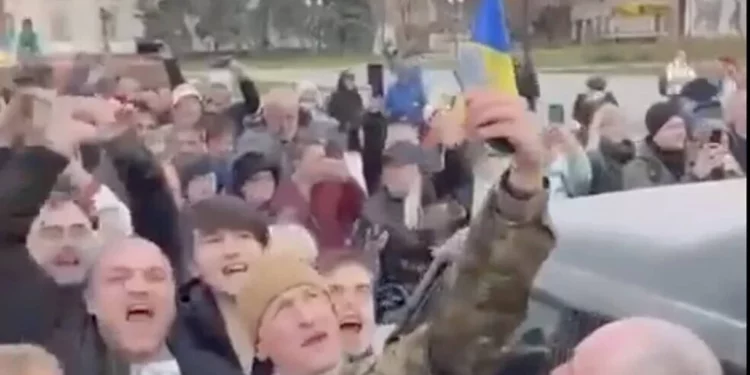 Las fuerzas ucranianas entran en Kherson tras la retirada rusa