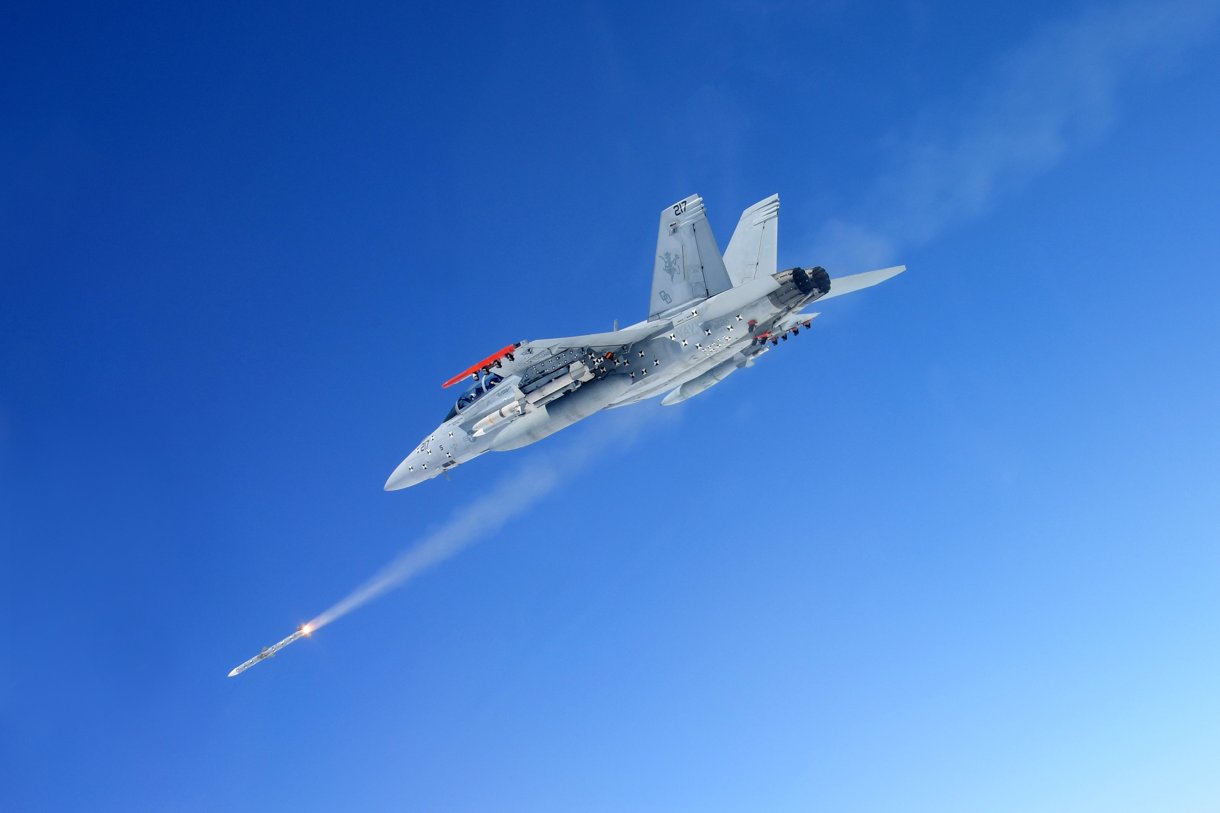 Raytheon desarrollará subsistemas para misiles aire-aire de la Fuerza Aérea de EE.UU.