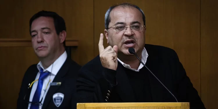 Ahmad Tibi dice a los miembros de Yesh Atid que se vayan al infierno durante una reunión del comité