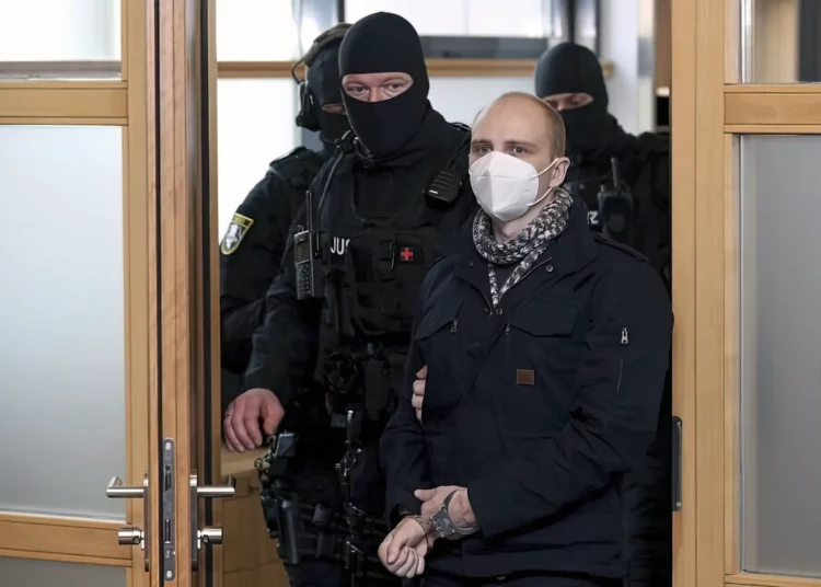 El atacante de la sinagoga de Halle toma brevemente como rehenes a funcionarios de prisiones en una cárcel alemana