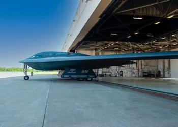 Bombardero nuclear B-2 de la USAF estalla en llamas tras un aterrizaje de emergencia