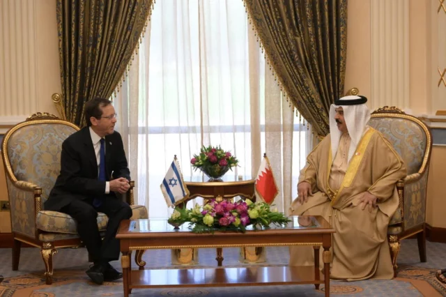 Herzog aterriza en Bahréin para la primera visita de Estado del presidente israelí