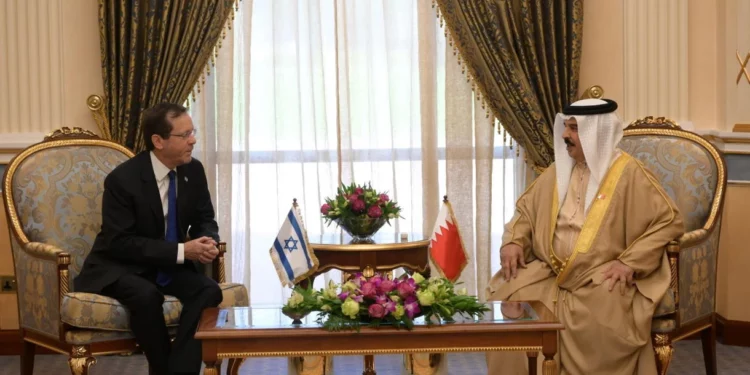 Herzog aterriza en Bahréin para la primera visita de Estado del presidente israelí