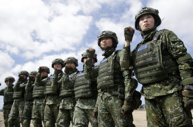 Soldados chinos utilizan “realidad virtual” para prepararse para la guerra en Taiwán