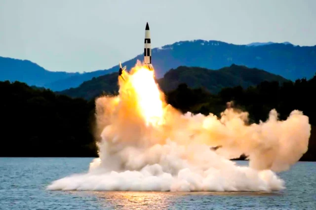 Corea del Norte prueba con éxito un motor de combustible sólido para una “nueva arma”