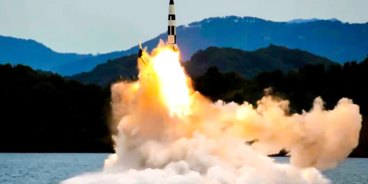 Corea del Norte prueba con éxito un motor de combustible sólido para una “nueva arma”