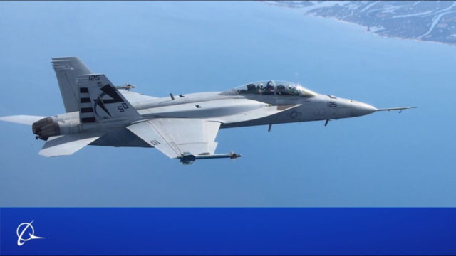 El F/A-18 Super Hornet dispara un misil guiado antirradiación avanzado 