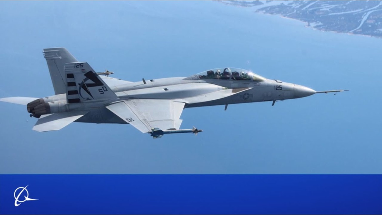 El F/A-18 Super Hornet dispara un misil guiado antirradiación avanzado