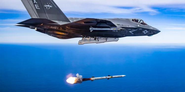F-35 vs Su-35: Qué caza saldría vencedor en un combate aéreo