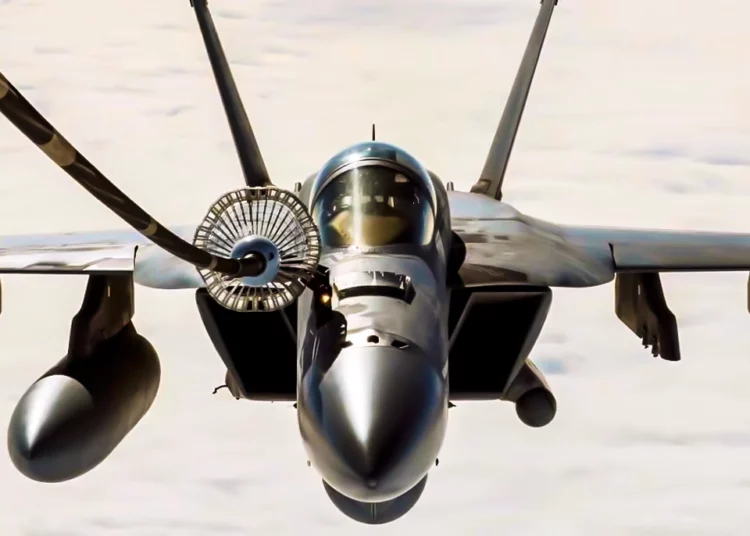 El F/A-18 Super Hornet dispara un misil guiado antirradiación avanzado