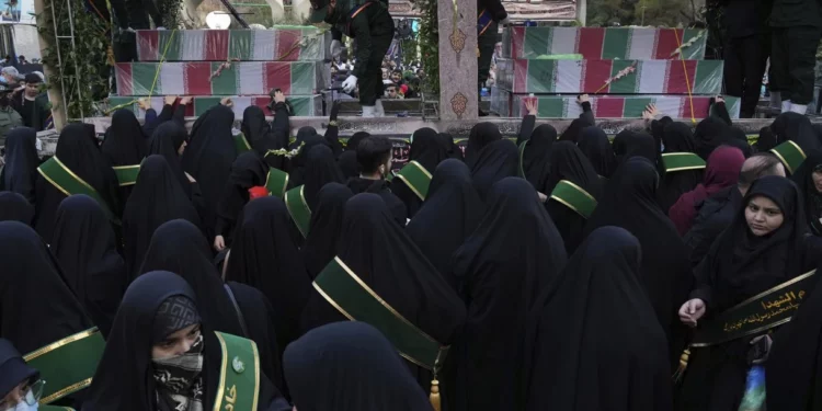 Irán celebra funerales de 400 soldados no identificados muertos en la guerra Irán-Irak