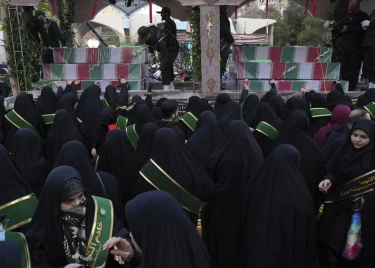 Irán celebra funerales de 400 soldados no identificados muertos en la guerra Irán-Irak