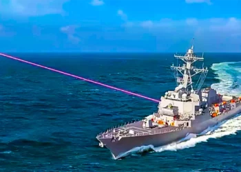 La Marina de EE.UU. dispara un “láser” contra un buque iraní en el Estrecho de Ormuz