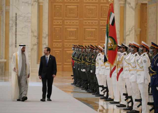 Herzog aterriza en Bahréin para la primera visita de Estado del presidente israelí